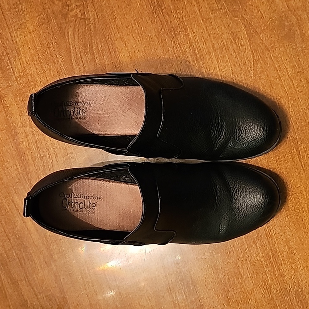 This is a pair of Croft&Barrow casual shoes in black size 8.5